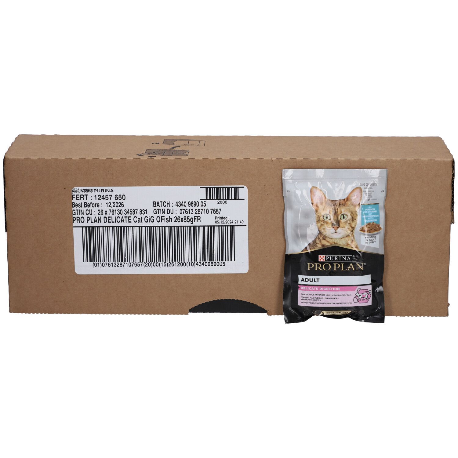 Boîte en carton avec sachet de nourriture pour chats. Sachet avec chat, "PRO PLAN ADULT DELICATE Cat G/G OFish". Boîte avec étiquette.