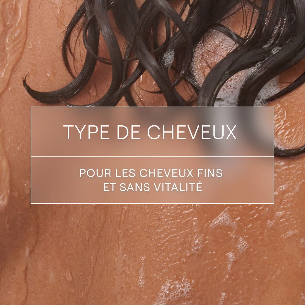 Texte : Pour cheveux fins et sans vitalité. Peau couverte d'eau et de mousse. Cheveux dans l'eau.