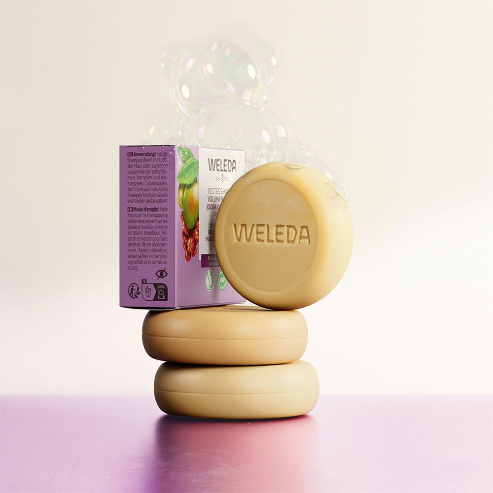 Trois shampooings solides WELEDA. Emballage et mousse. Inscription : WELEDA. Avec huile de jojoba et guarana.