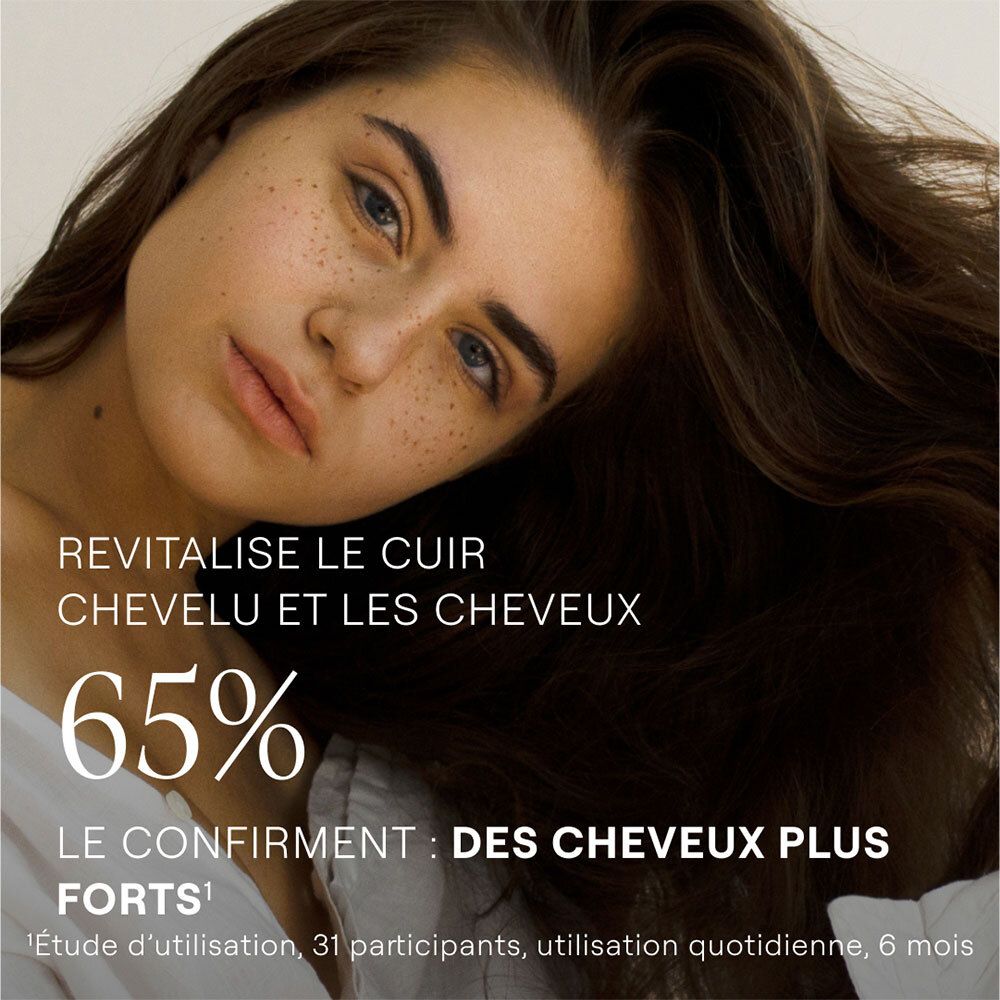 Femme aux cheveux bruns. Texte: Revitalise le cuir chevelu et les cheveux. 65% de force en plus.