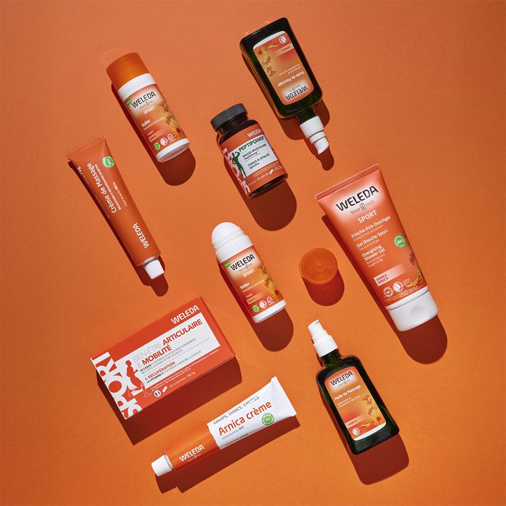 Divers produits sur fond orange. Contient: tubes, flacons, crèmes, roll-on.