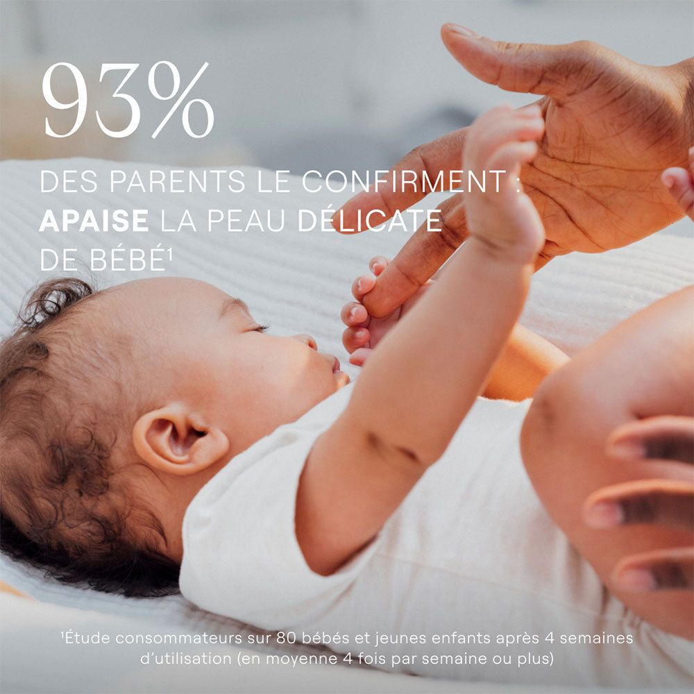 Bébé sur le dos. Texte: 93% des parents confirment: Apaise la peau délicate de bébé.