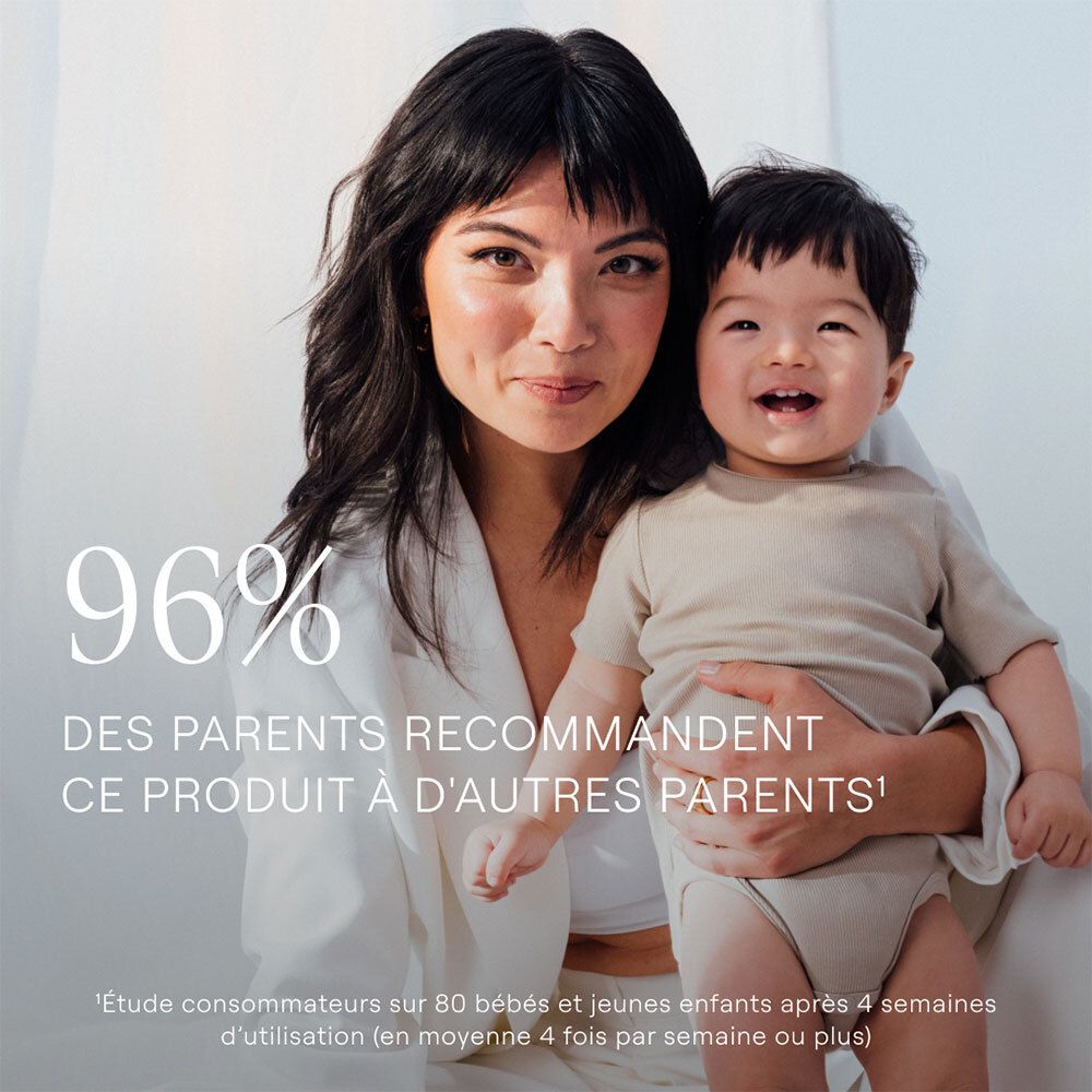 Femme tenant un bébé. Texte: 96% des parents recommandent ce produit à d'autres parents.