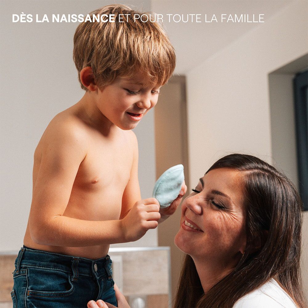 Enfant et mère. L'enfant tient une lingette. Texte : Dès la naissance et pour toute la famille.