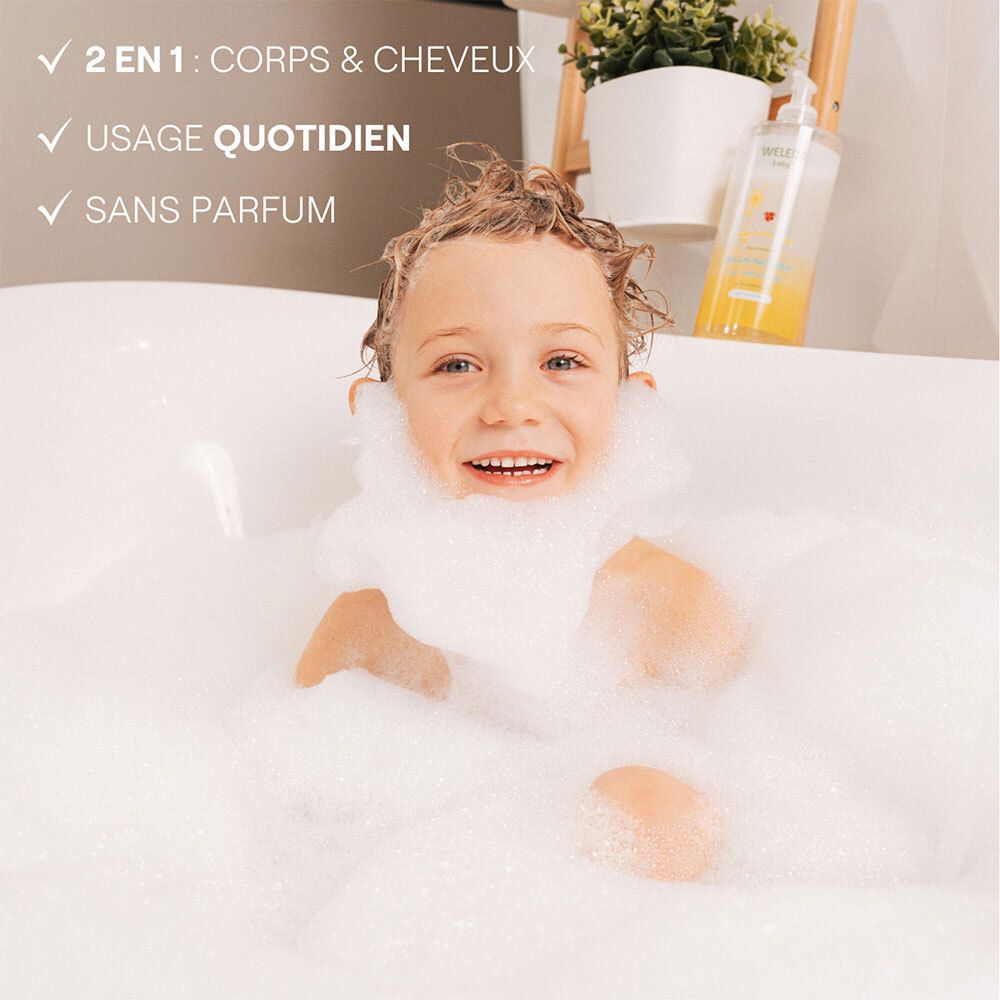 Enfant dans une baignoire avec de la mousse. Texte: 2 en 1: Corps & Cheveux, usage quotidien, sans parfum. Produit en arrière-plan.