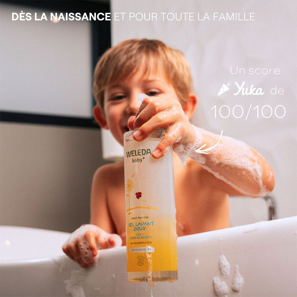 Enfant tenant un flacon de produit. Texte: Dès la naissance et pour toute la famille. Score Yuka 100/100. Produit: WELEDA Baby Gel Lavant Doux.