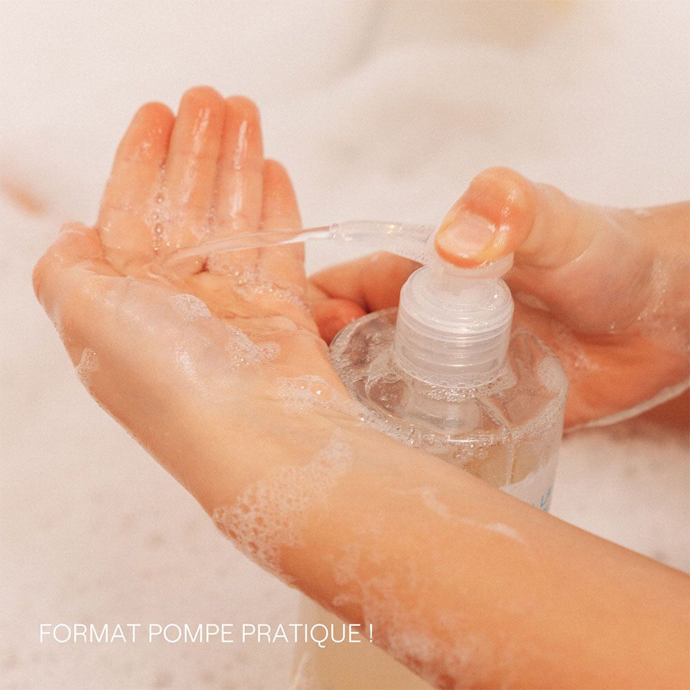Mains pressant le produit d'un flacon pompe. Texte: Format pompe pratique!