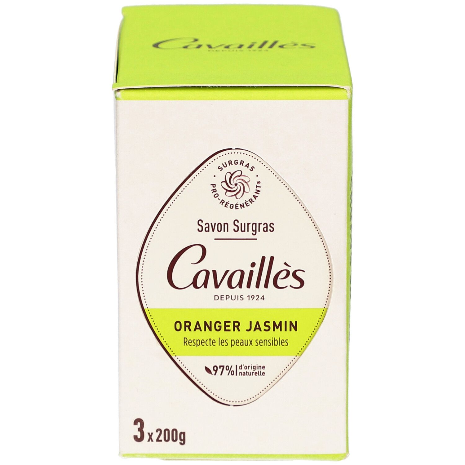 Boîte de trois savons. Emballage vert et blanc avec nom et logo du produit. Texte : Oranger Jasmin, 97% d'origine naturelle.