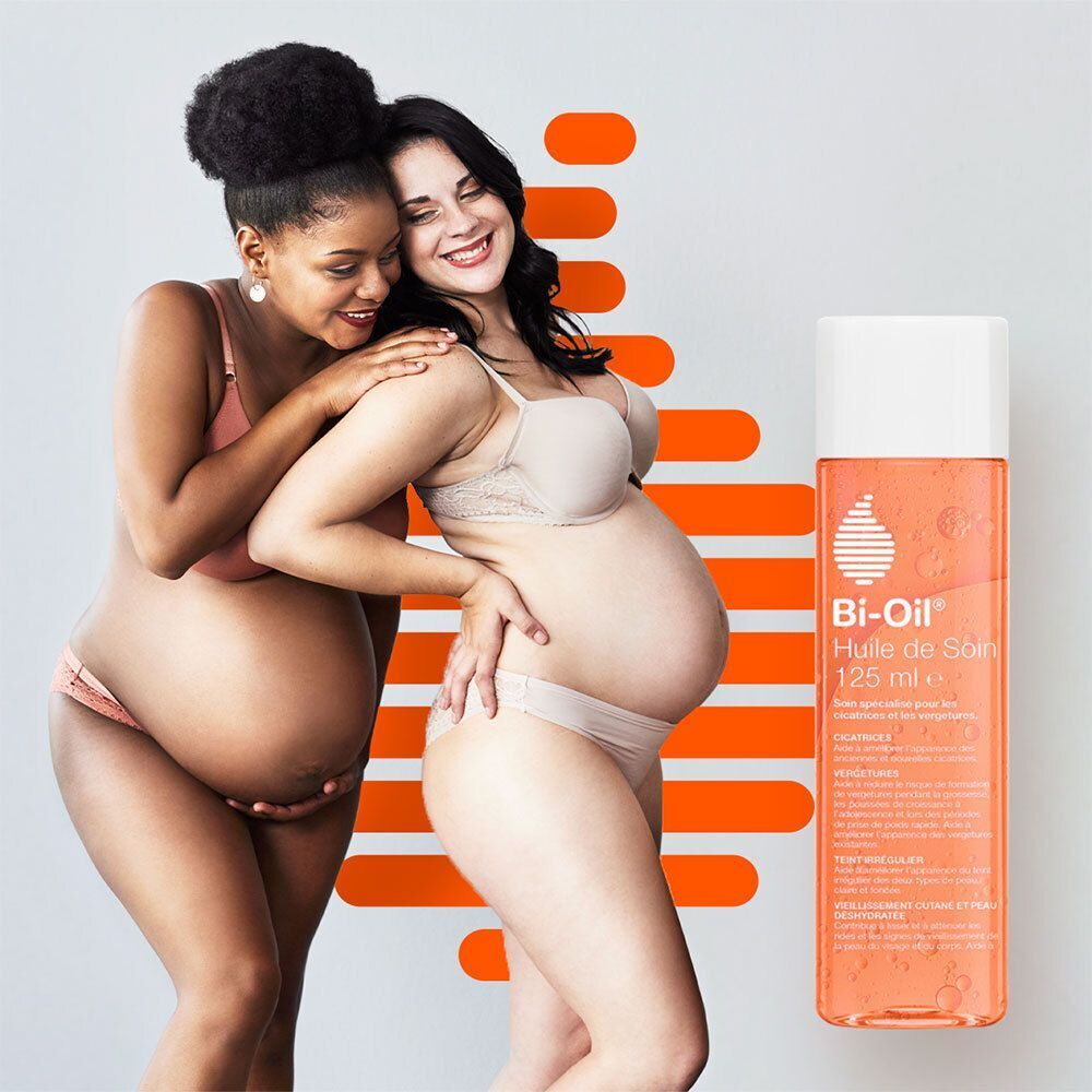 Deux femmes enceintes avec flacon Bi-Oil. Liquide rose, bouchon blanc. Arrière-plan : graphique orange.