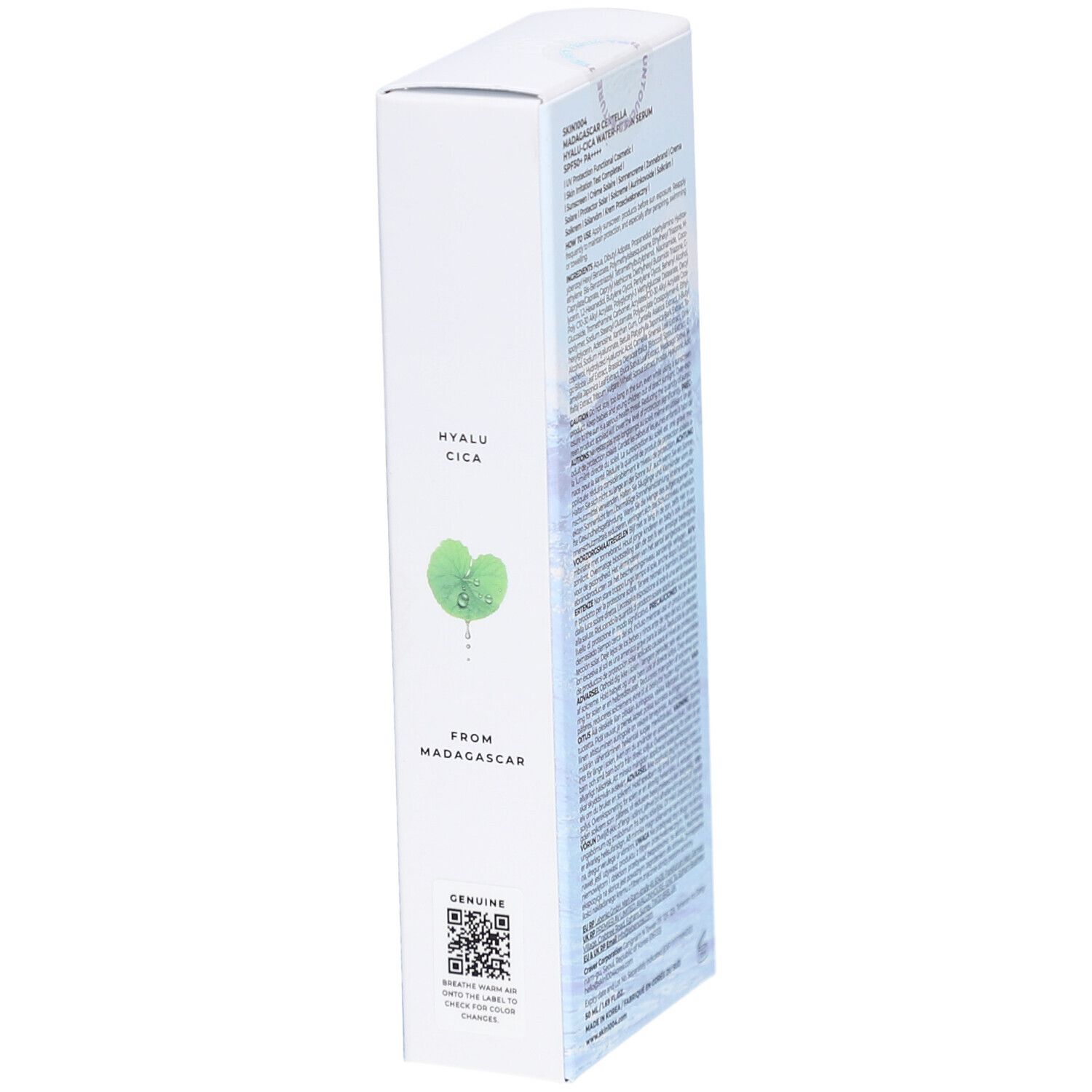 Emballage blanc, côté avec graphique de feuille. Texte: HYALU-CICA, FROM MADAGASCAR, SKIN1004.