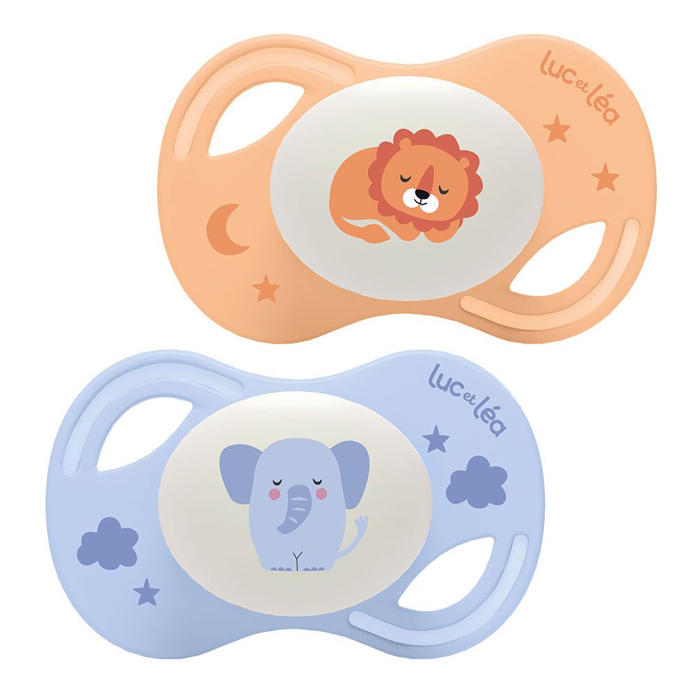 Deux sucettes Luc et Léa. Bleue avec éléphant, orange avec lion. Anatomiques, extra-fines. Étoiles et lune.