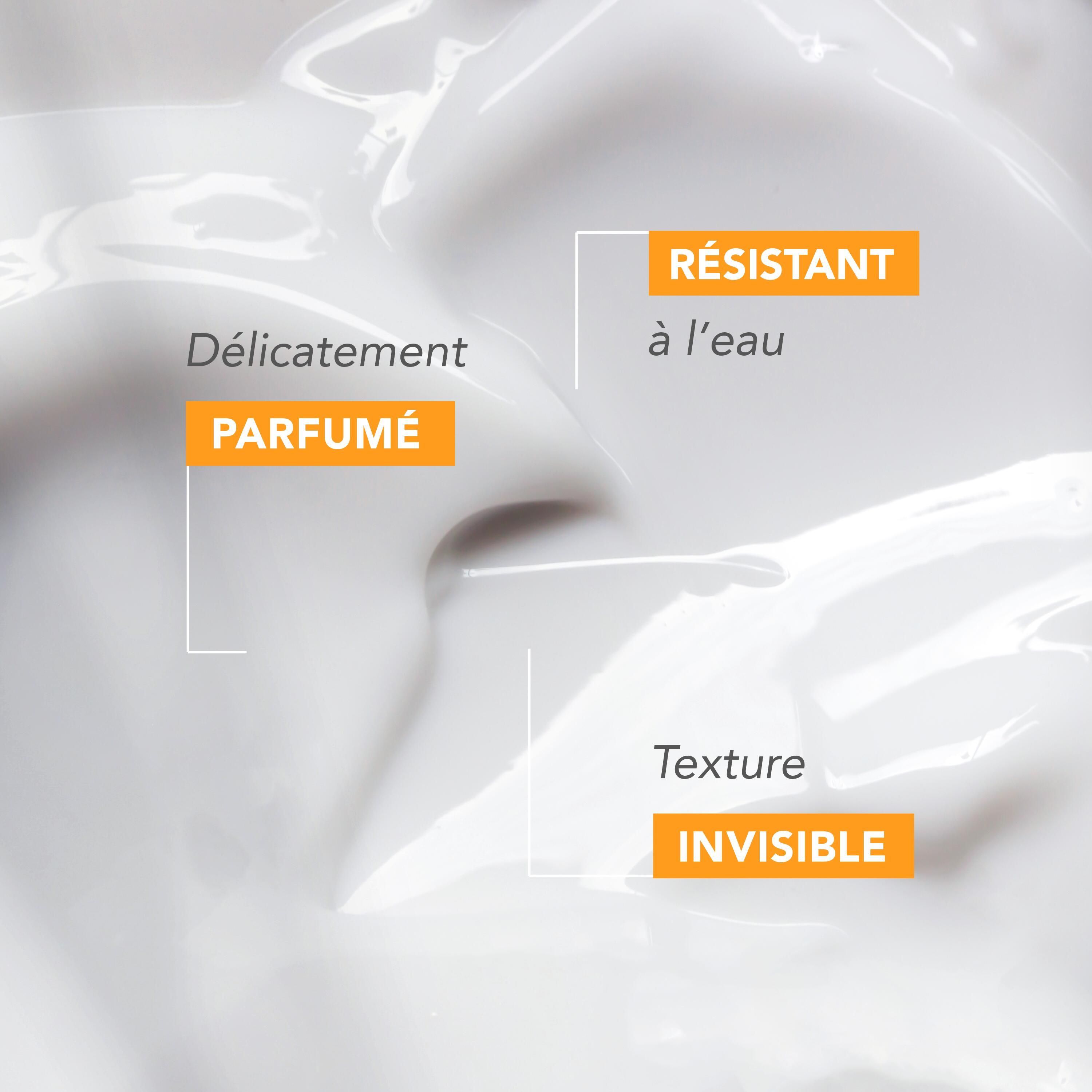 Flacon A-Derma Spray solaire invisible SPF50+. Blanc, avec vaporisateur. Inscription orange : PROTECT, Spray invisible. 50+.