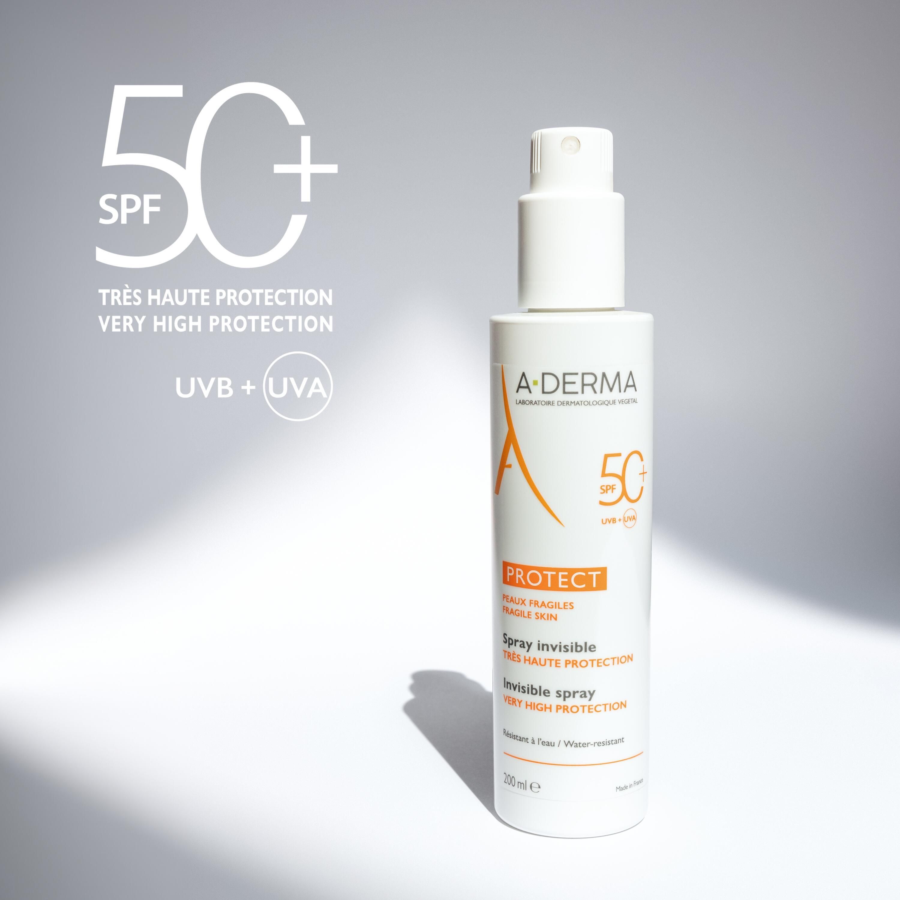 Flacon A-Derma Spray solaire invisible SPF50+. Blanc, avec vaporisateur. Inscription orange : PROTECT, Spray invisible. 50+.