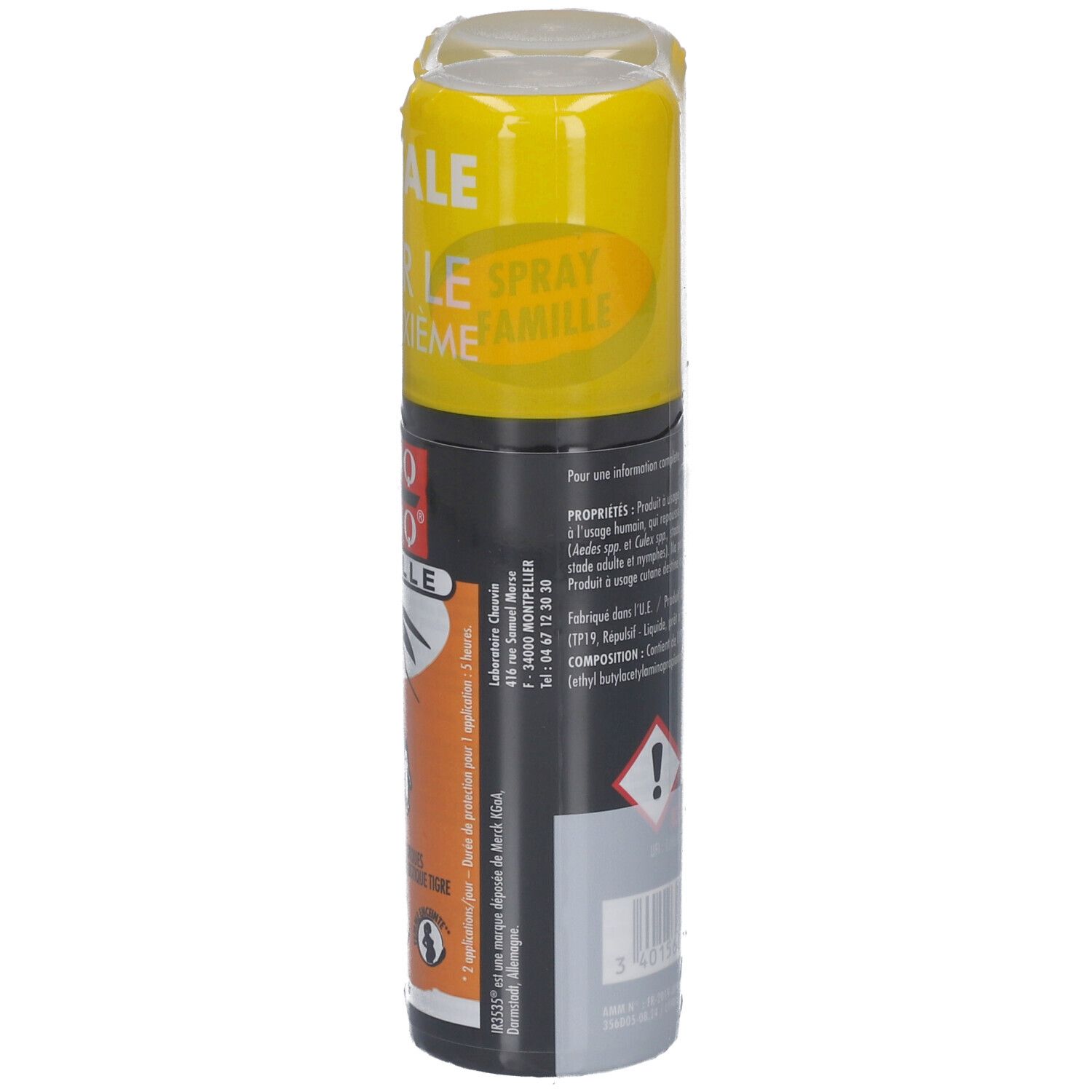 Flacon de spray, vue latérale. Flacon noir avec étiquette orange. Inscription : CINQ SUR CINQ FAMILLE. Bouchon et emballage jaunes.