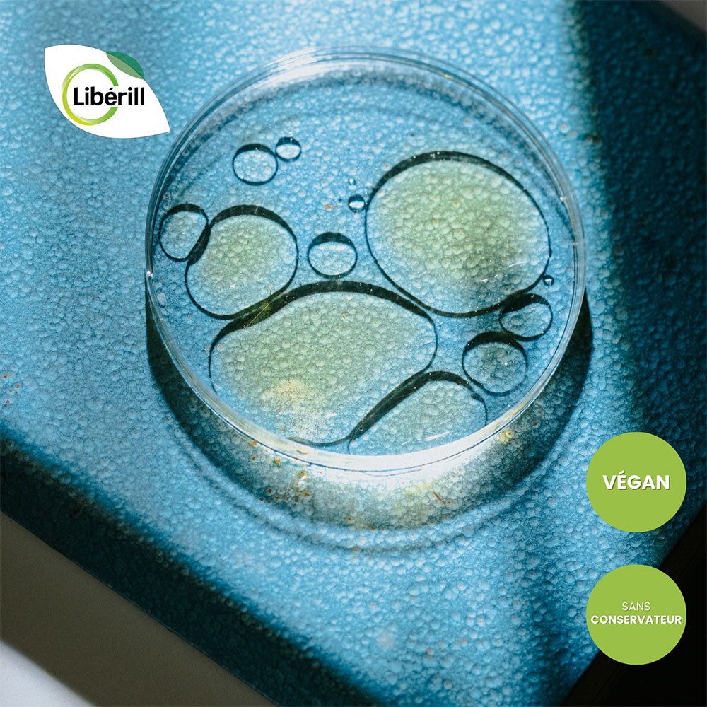 Liquide clair dans une boîte de Pétri. Labels Vegan et Sans conservateur.