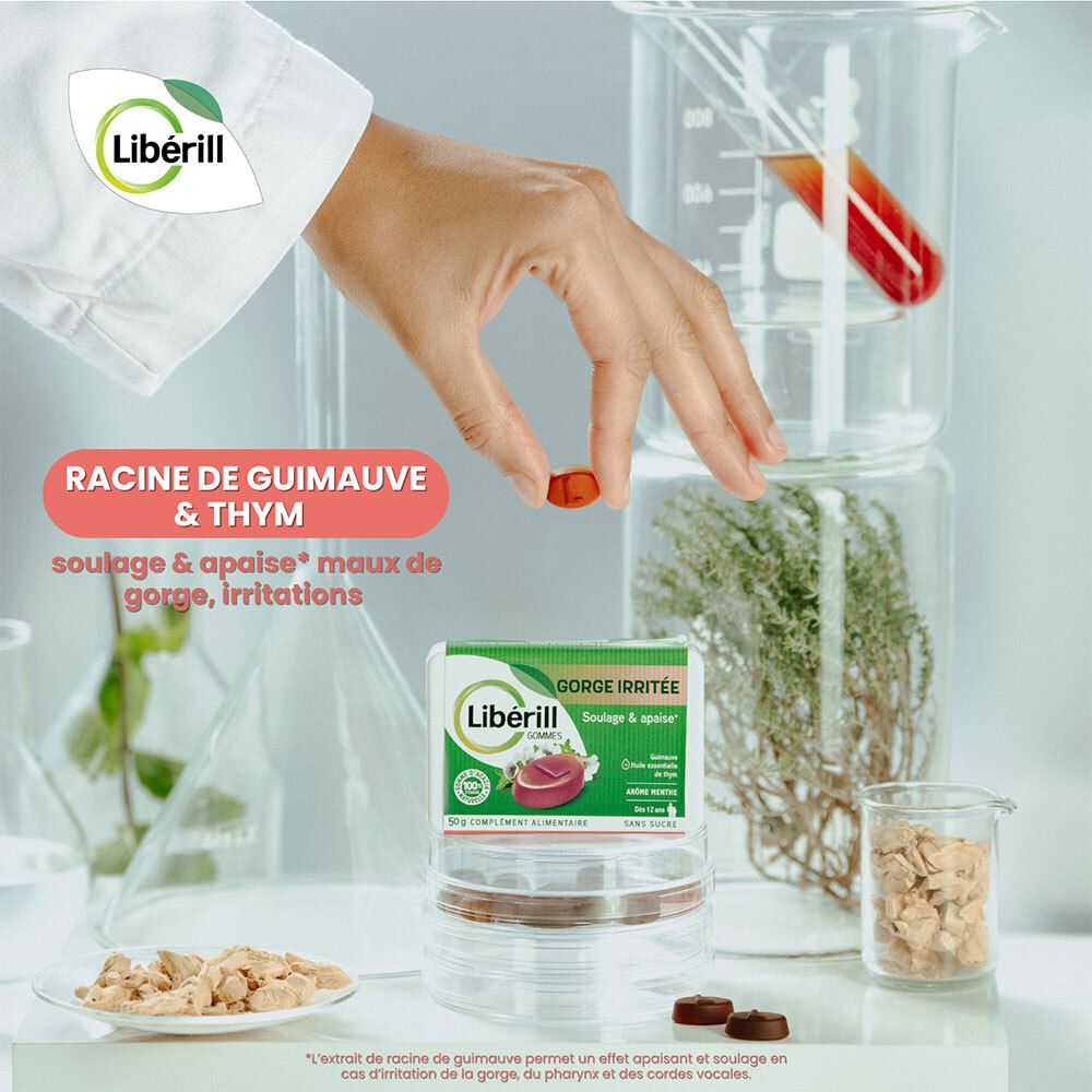 Main tenant une gomme LIBERILL. Texte: RACINE DE GUIMAUVE & THYM. Arrière-plan: matériel de laboratoire et plantes.