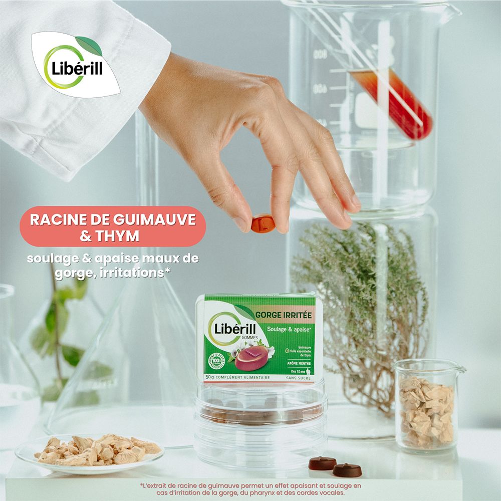 Main tenant une gomme LIBERILL. Inscription : RACINE DE GUIMAUVE & THYM. Pour la gorge irritée.