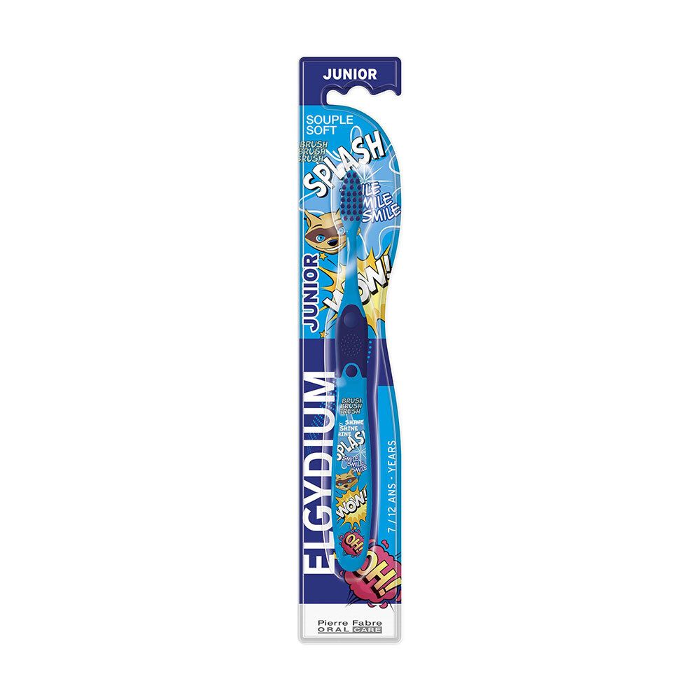 Brosse à dents dans son emballage. Brosse bleue avec motifs BD. Emballage avec nom et âge recommandés.