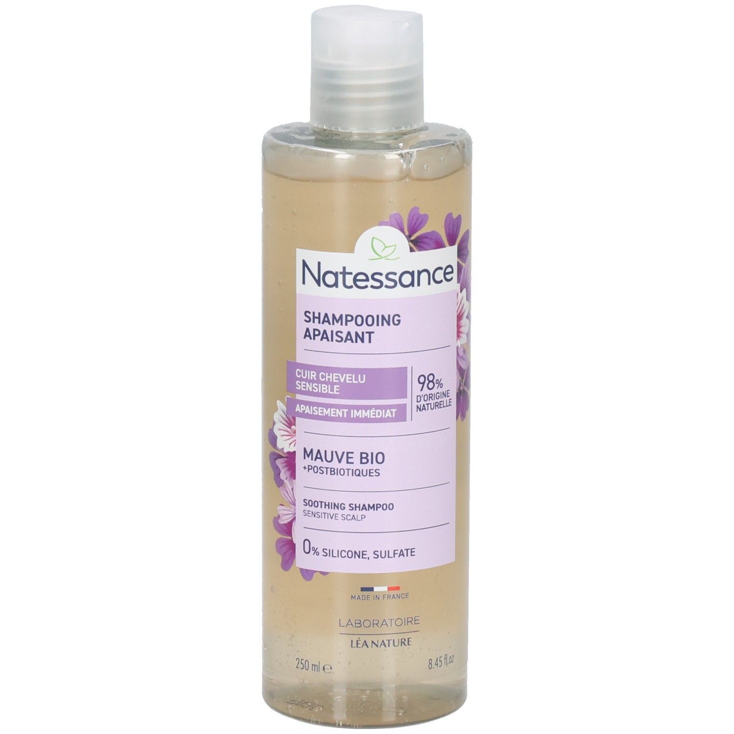 Flacon de shampooing Natessance Apaisant, Cuir Chevelu Sensible. Étiquette lilas avec fleurs. Bouchon blanc.