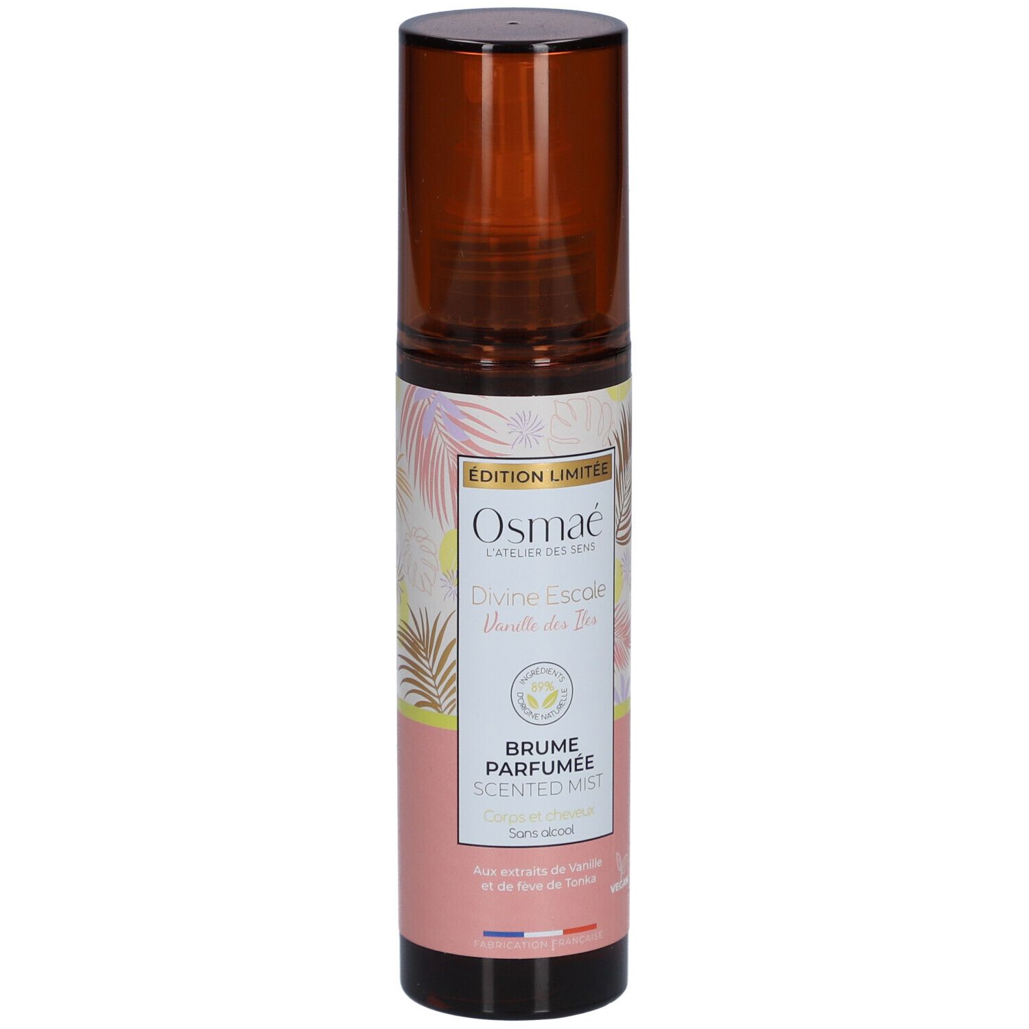 Brume Parfumée, flacon pulvérisateur marron avec étiquette rose et jaune. Texte: OSMAE, Divine Escapade, Brume Parfumée, Scented Mist.