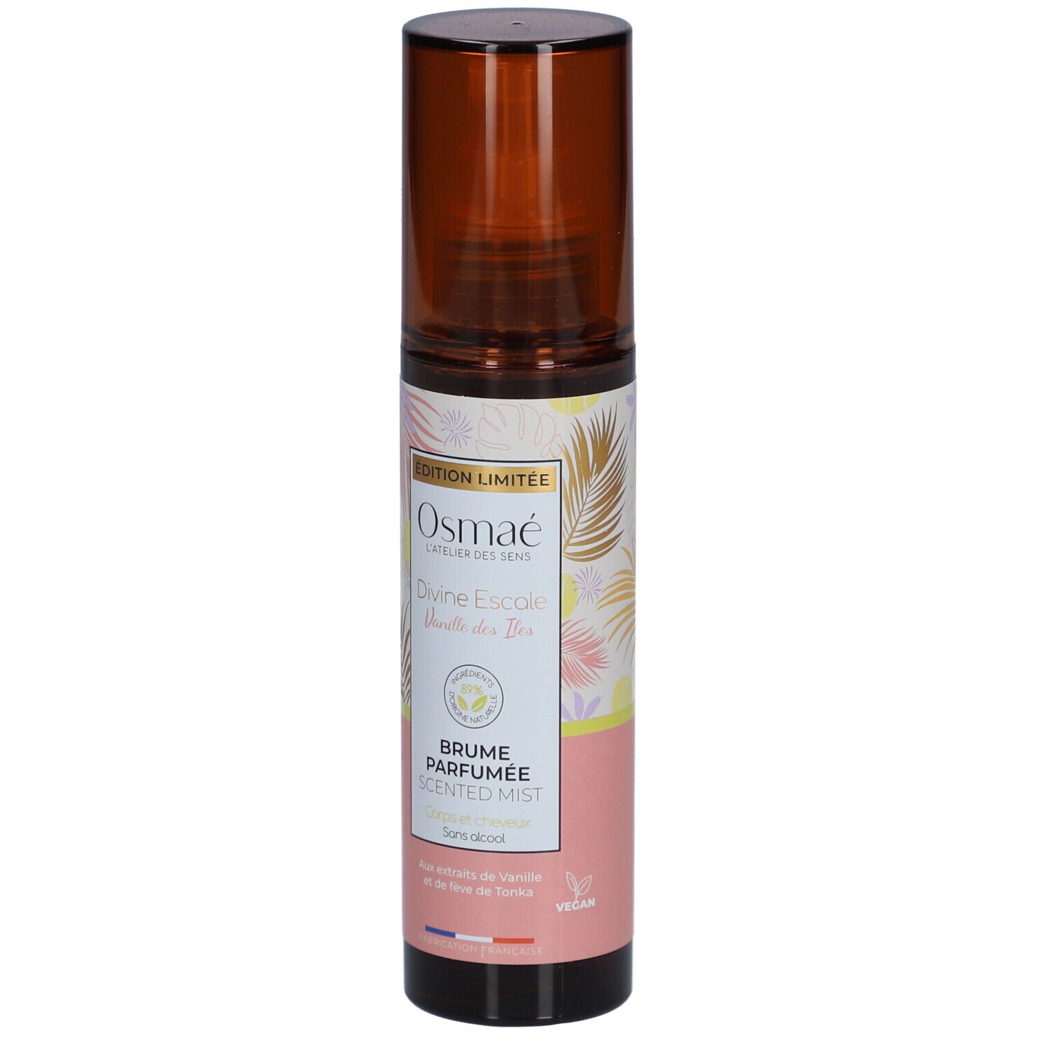 Brume Parfumée, flacon pulvérisateur marron avec étiquette rose et jaune. Texte: OSMAE, Divine Escapade, Brume Parfumée, Scented Mist.