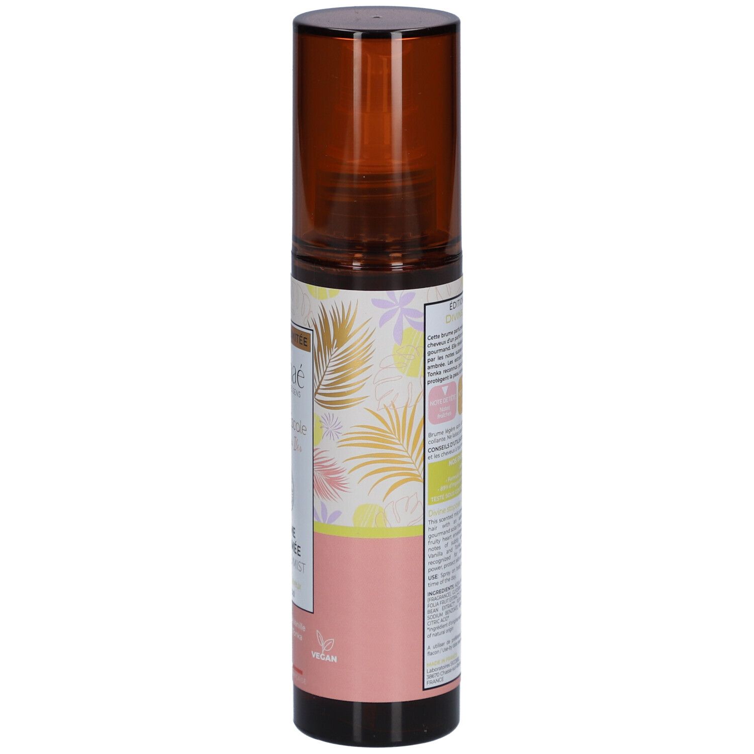Brume Parfumée, flacon pulvérisateur marron. Vue latérale avec texte et étiquettes. Texte: OSMAE, Divine Escapade, Brume Parfumée, Scented Mist.