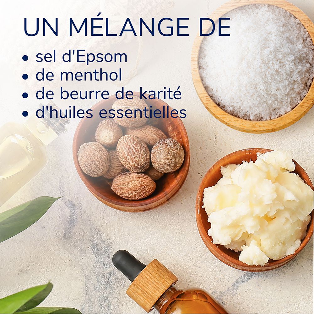 Gros plan sur les ingrédients : sel d'Epsom, menthol, beurre de karité, huiles essentielles. Dans des bols et une bouteille.