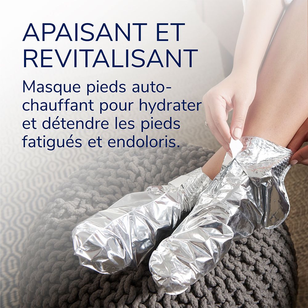 Personne avec des masques pour les pieds. Pieds dans des chaussettes argentées. Texte : Apaisant et Revitalisant. Masque auto-chauffant.