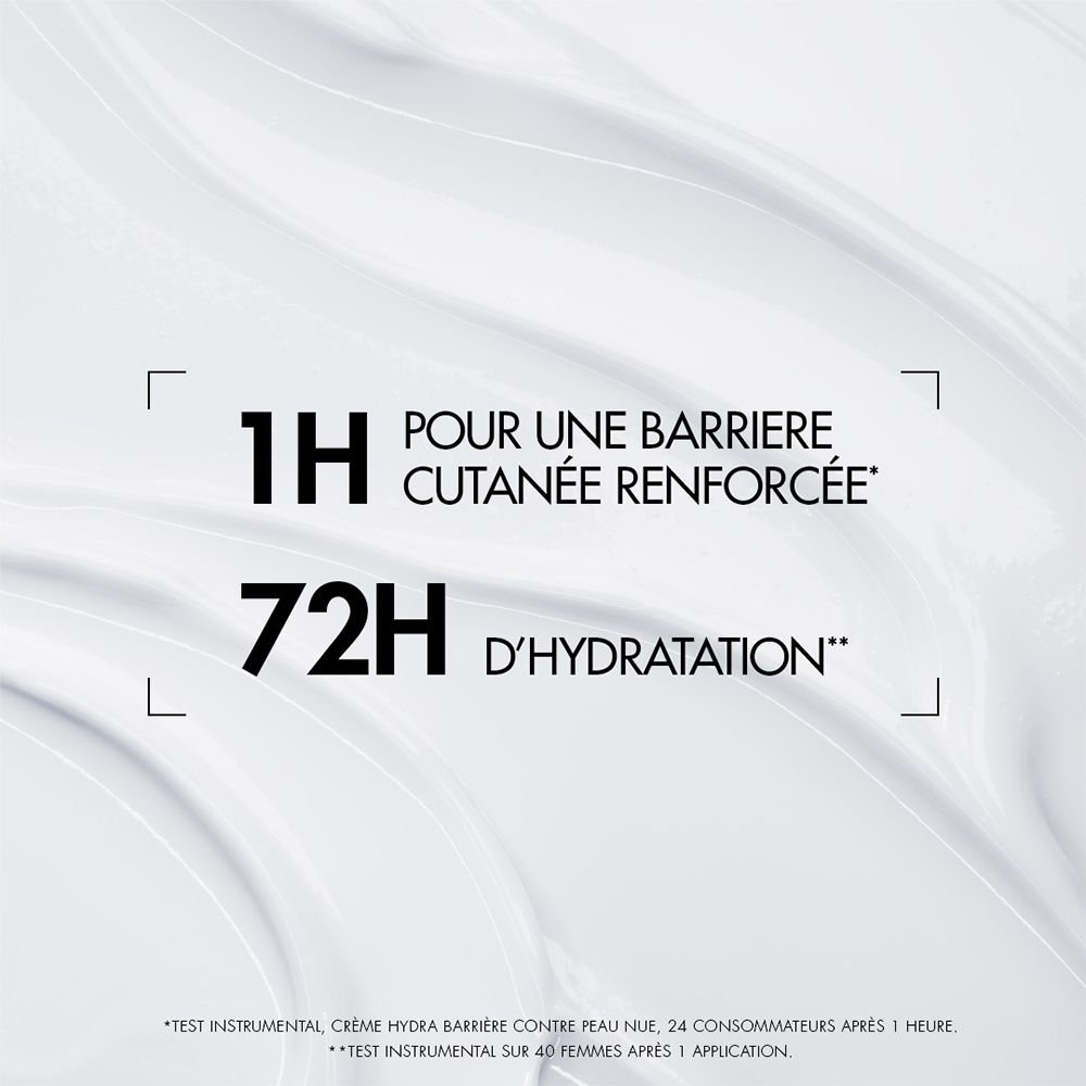 Une texture de crème blanche sur fond blanc.