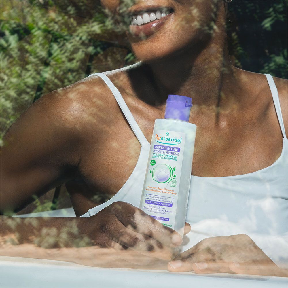 Femme tenant Puressentiel Hygiène Intime Gel Lavant Douceur.