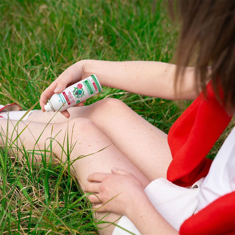 Application du spray Puressentiel Anti-Tique sur la peau.