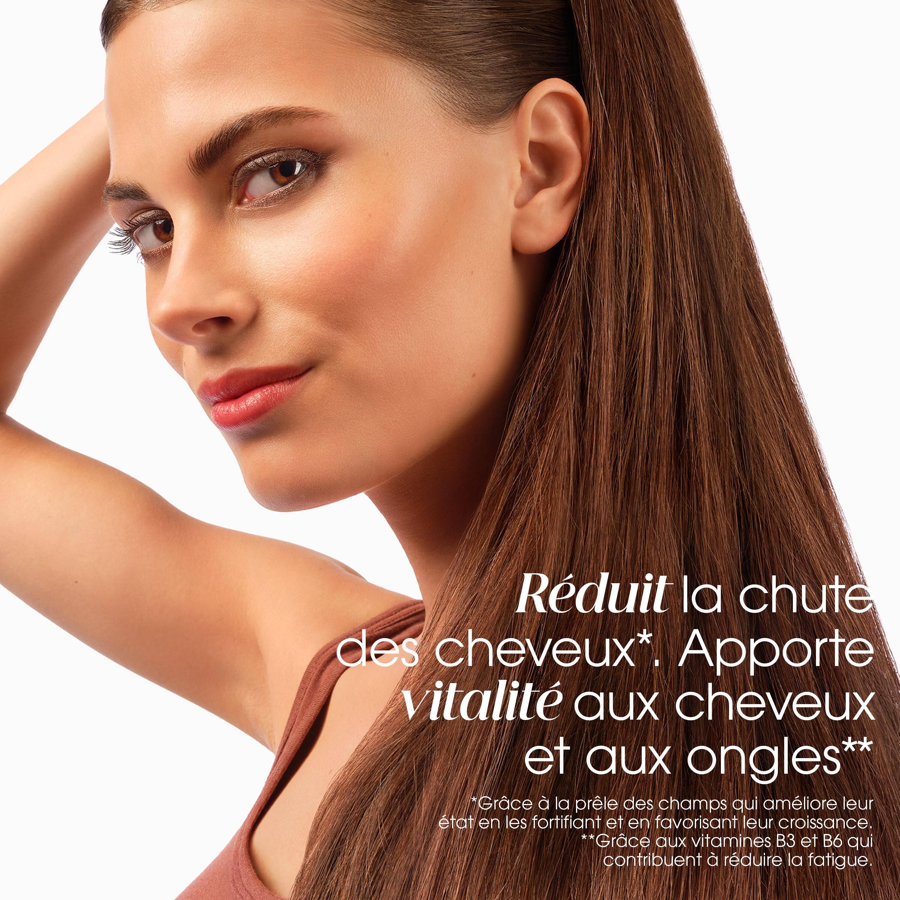Femme aux cheveux longs et bruns. Réduit la chute des cheveux, apporte vitalité aux cheveux et ongles.
