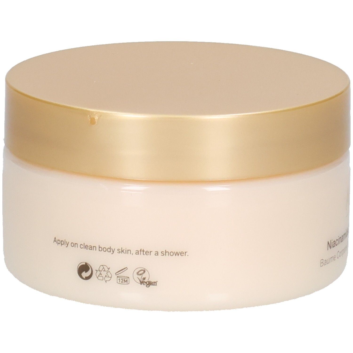 Pot de crème avec couvercle doré. Inscription : Apply on clean body skin, after a shower. Symboles de recyclage et Vegan.