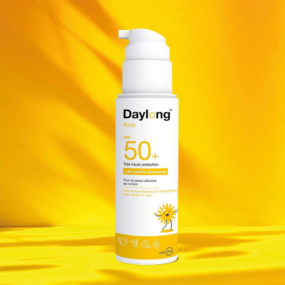 Flacon de crème solaire avec pompe. Fond jaune. SPF 50+. Pour enfants.