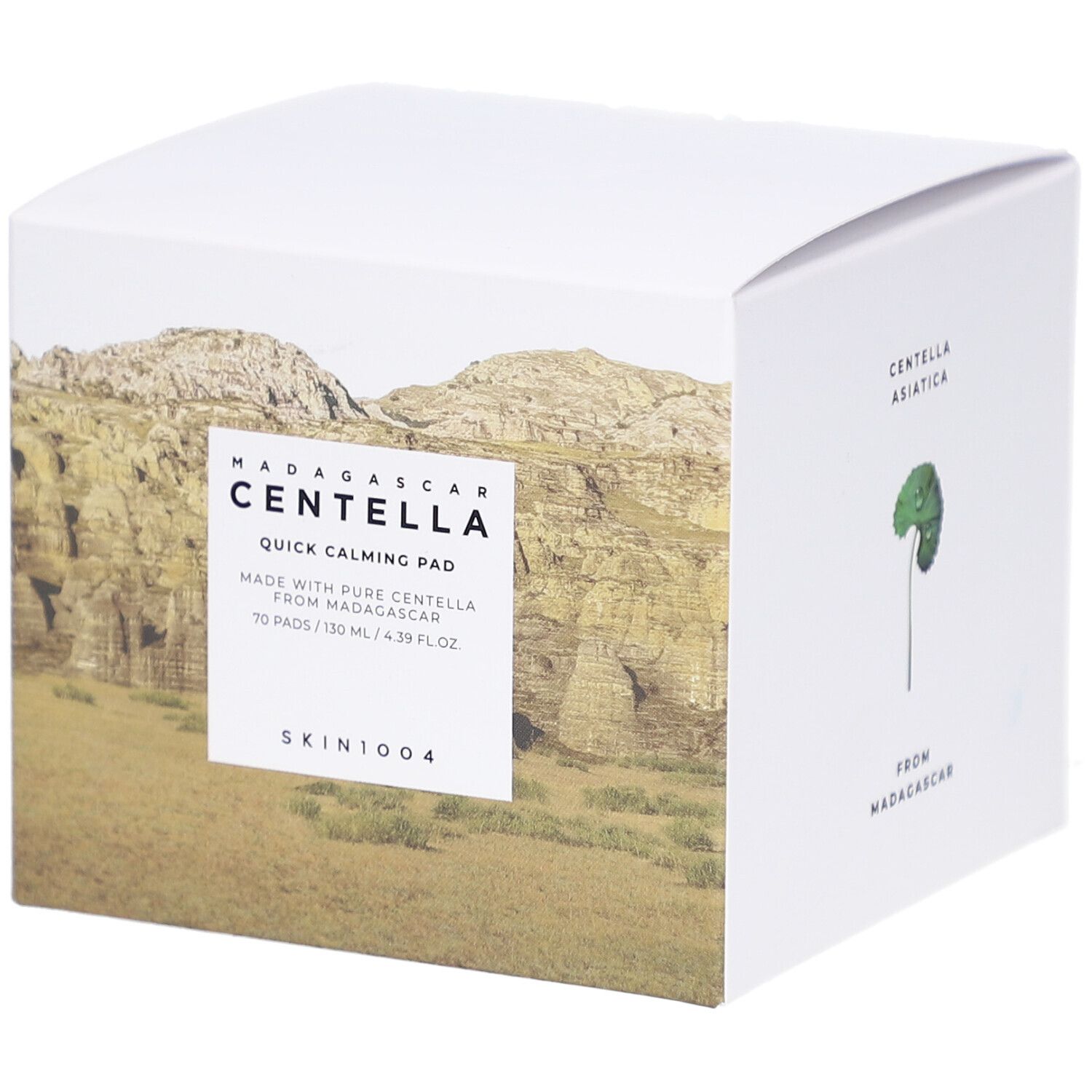 Boîte blanche avec informations produit. Inscription: MADAGASCAR CENTELLA Quick Calming Pad. Marque: SKIN1004. Illustration de paysage.