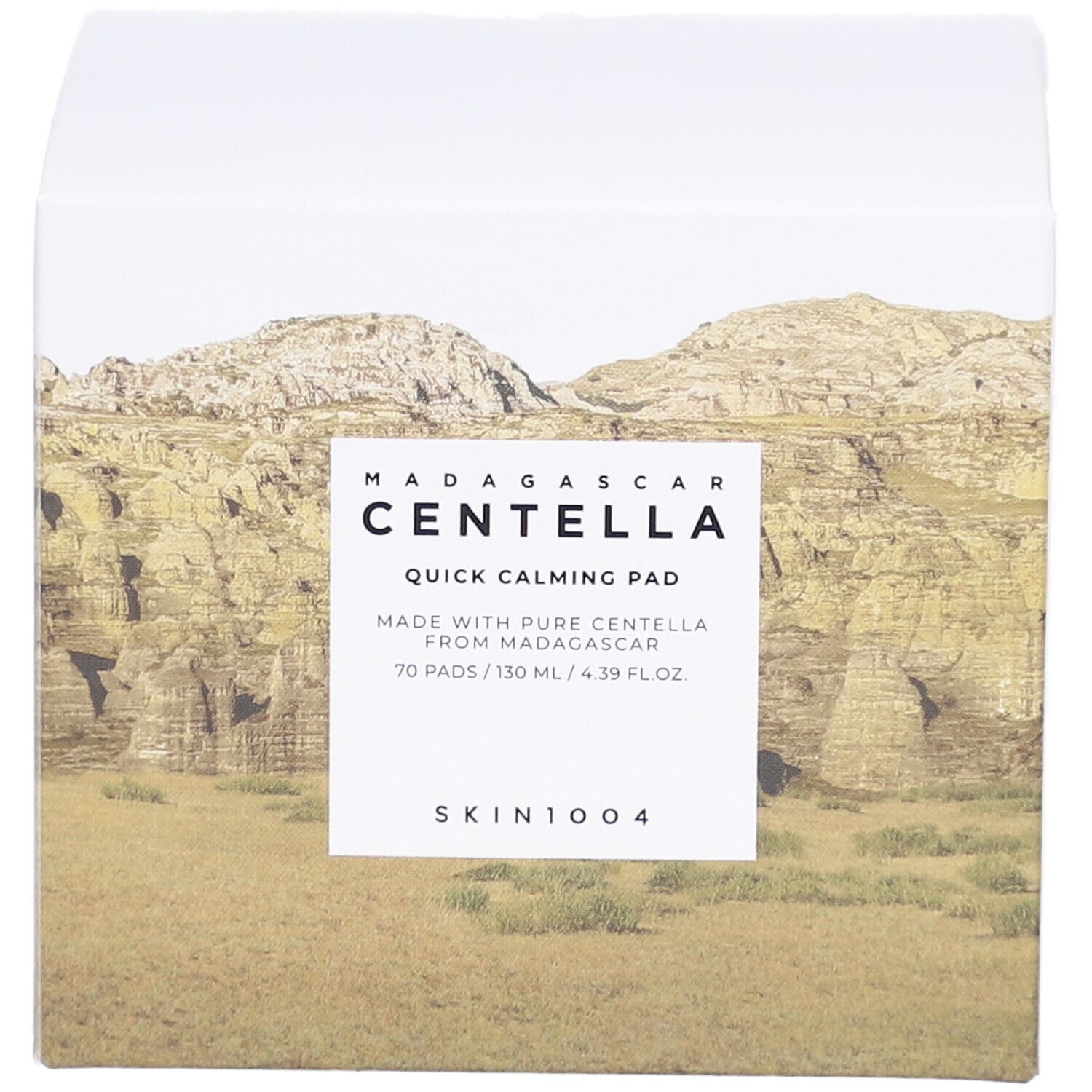 Emballage blanc avec informations produit. Inscription: MADAGASCAR CENTELLA Quick Calming Pad. Marque: SKIN1004. Paysage.