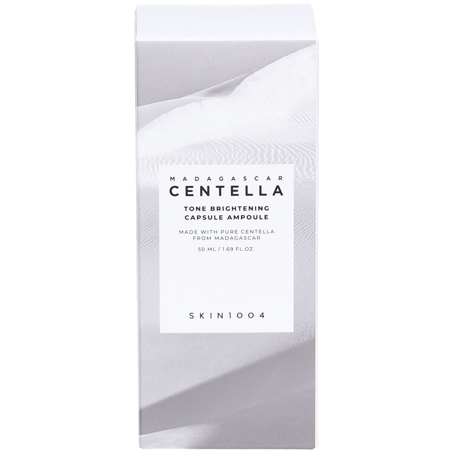 Boîte blanche avec informations produit. Texte: MADAGASCAR CENTELLA, Tone Brightening Capsule Ampoule, SKIN1004.