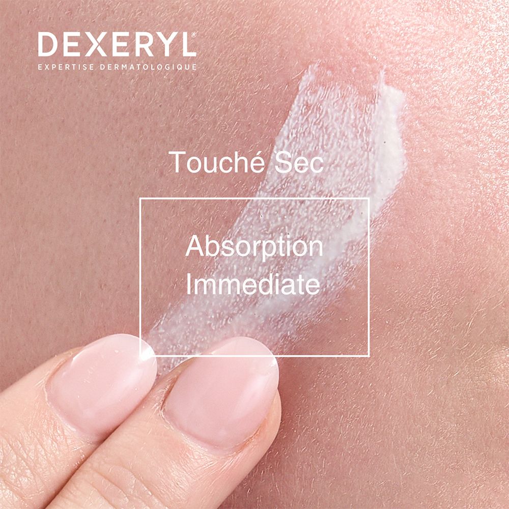 Crème appliquée sur la peau. Texte: Touche Sec, Absorption Immediate.