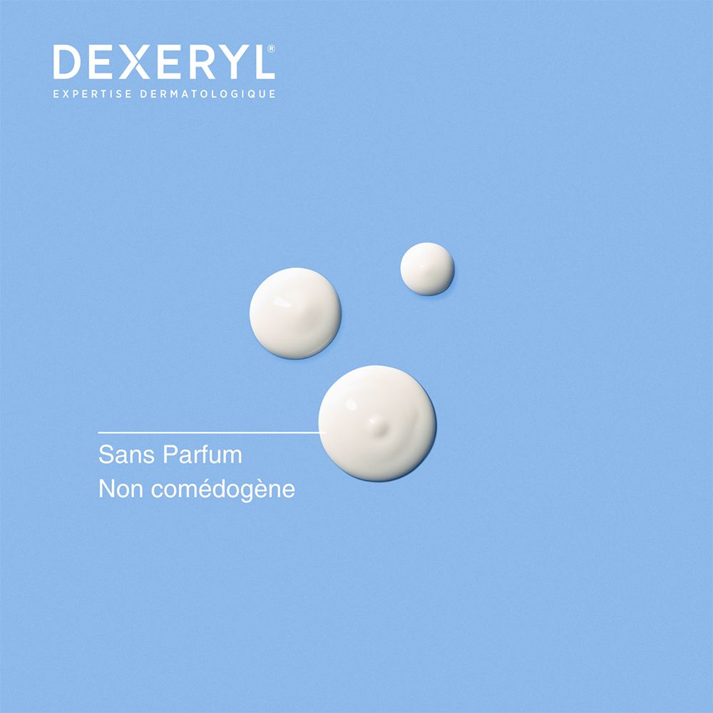 Trois gouttes de crème sur fond bleu. Crème blanche, tailles variées. Sans parfum.