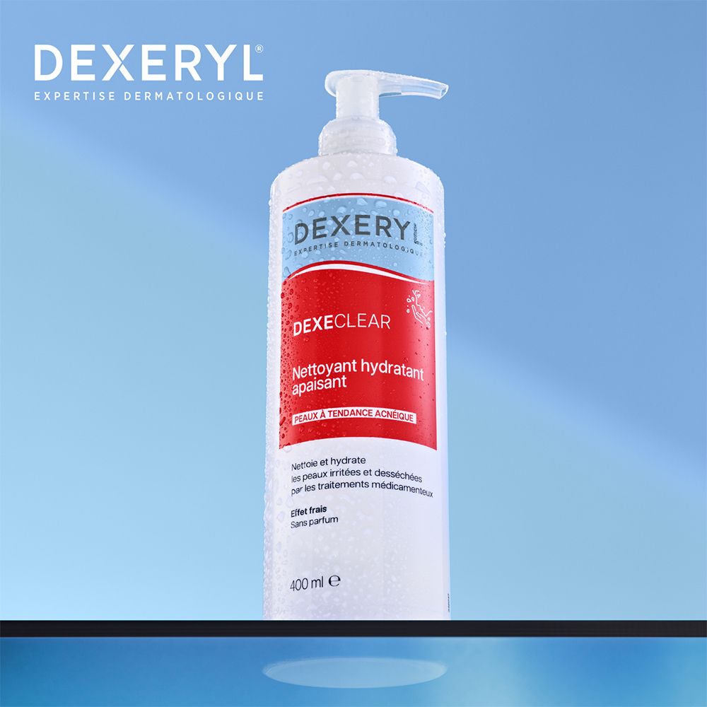 Flacon blanc avec pompe. Inscription DEXERYL Dexeclear, Nettoyant hydratant apaisant. Produit sur fond bleu.