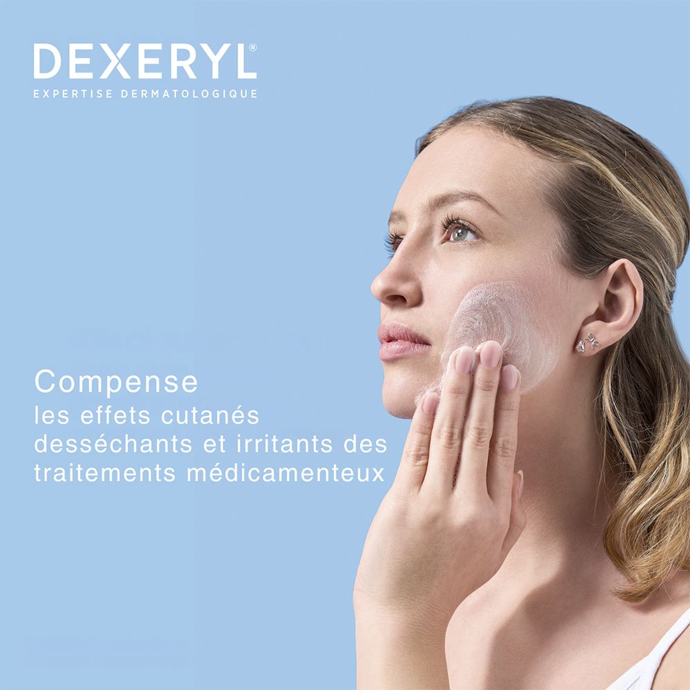Femme se lavant le visage. Texte : Compense les effets cutanés desséchants et irritants des traitements médicamenteux.