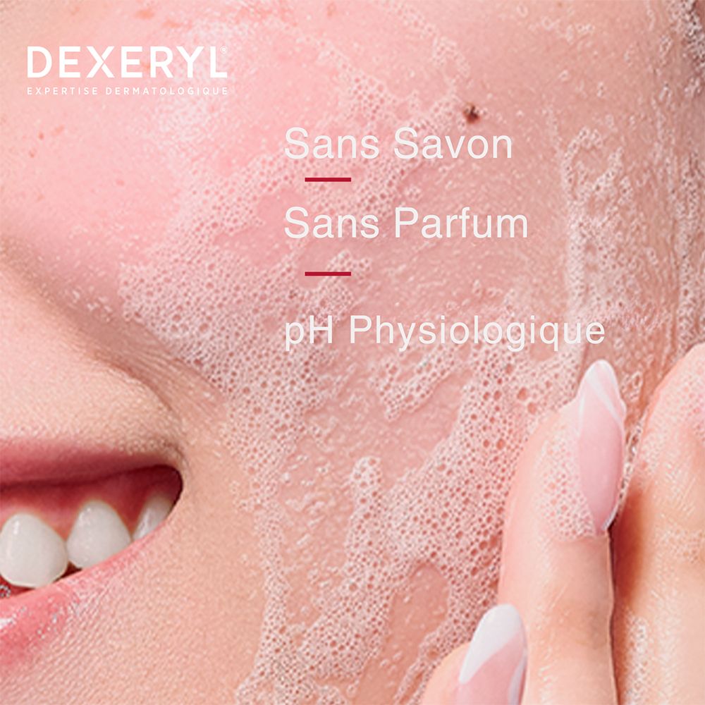Gros plan sur un visage avec de la mousse. Texte : Sans Savon, Sans Parfum, pH Physiologique.