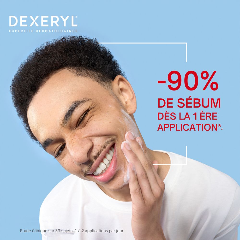 Homme se lavant le visage avec de la mousse. Texte : -90% DE SÉBUM DÈS LA 1 ÈRE APPLICATION.
