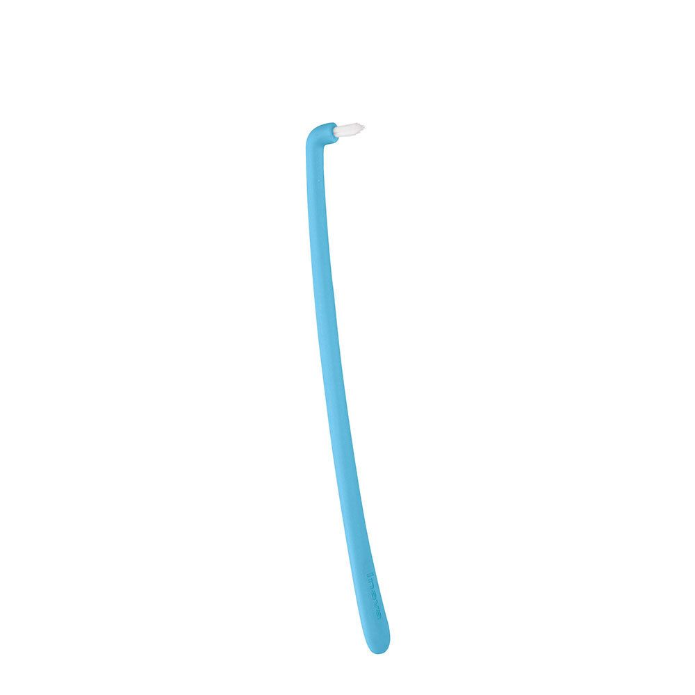 Brosse interdentaire. Manche bleu clair, tête courbée avec brins blancs. Sur fond blanc.