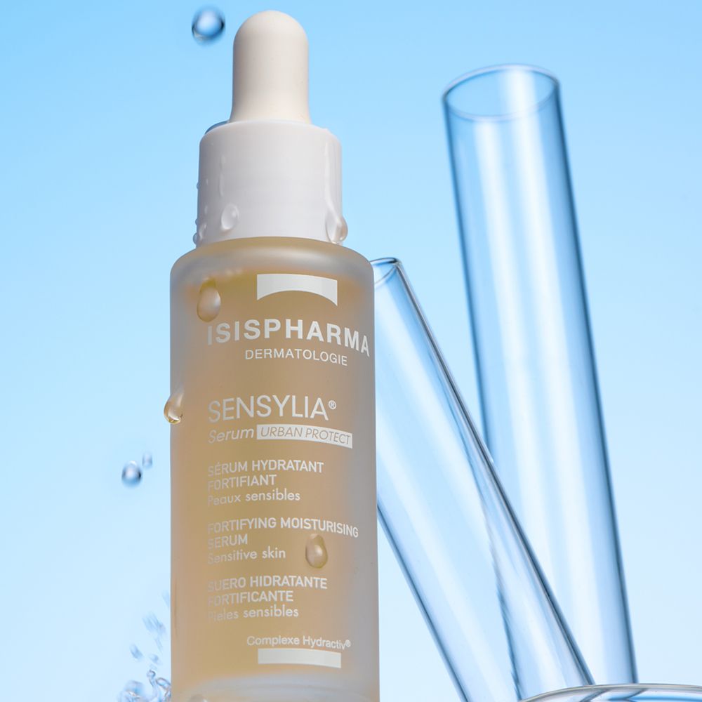 Flacon de sérum avec pipette, gouttes d'eau. ISISPHARMA Sensylia Serum Urban Protect. Pour peaux sensibles.