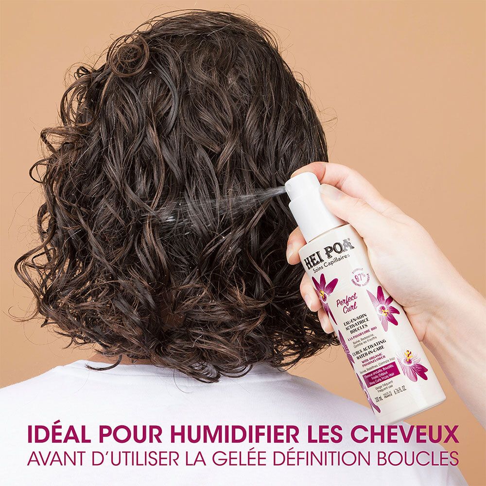 Produit HEI POA Perfect Curl vaporisé sur les cheveux. Texte : Idéal pour humidifier les cheveux.