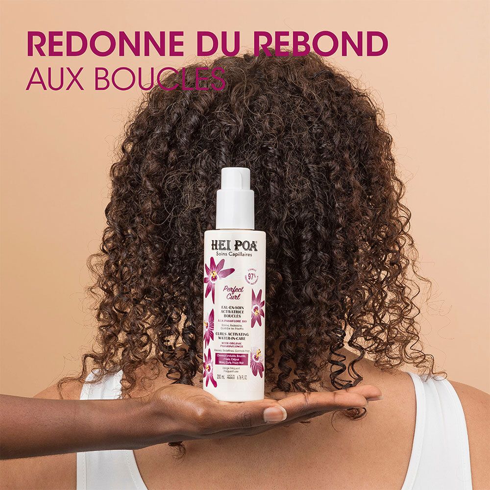 Produit HEI POA Perfect Curl appliqué sur les boucles. Texte : Redonne du rebond aux boucles.