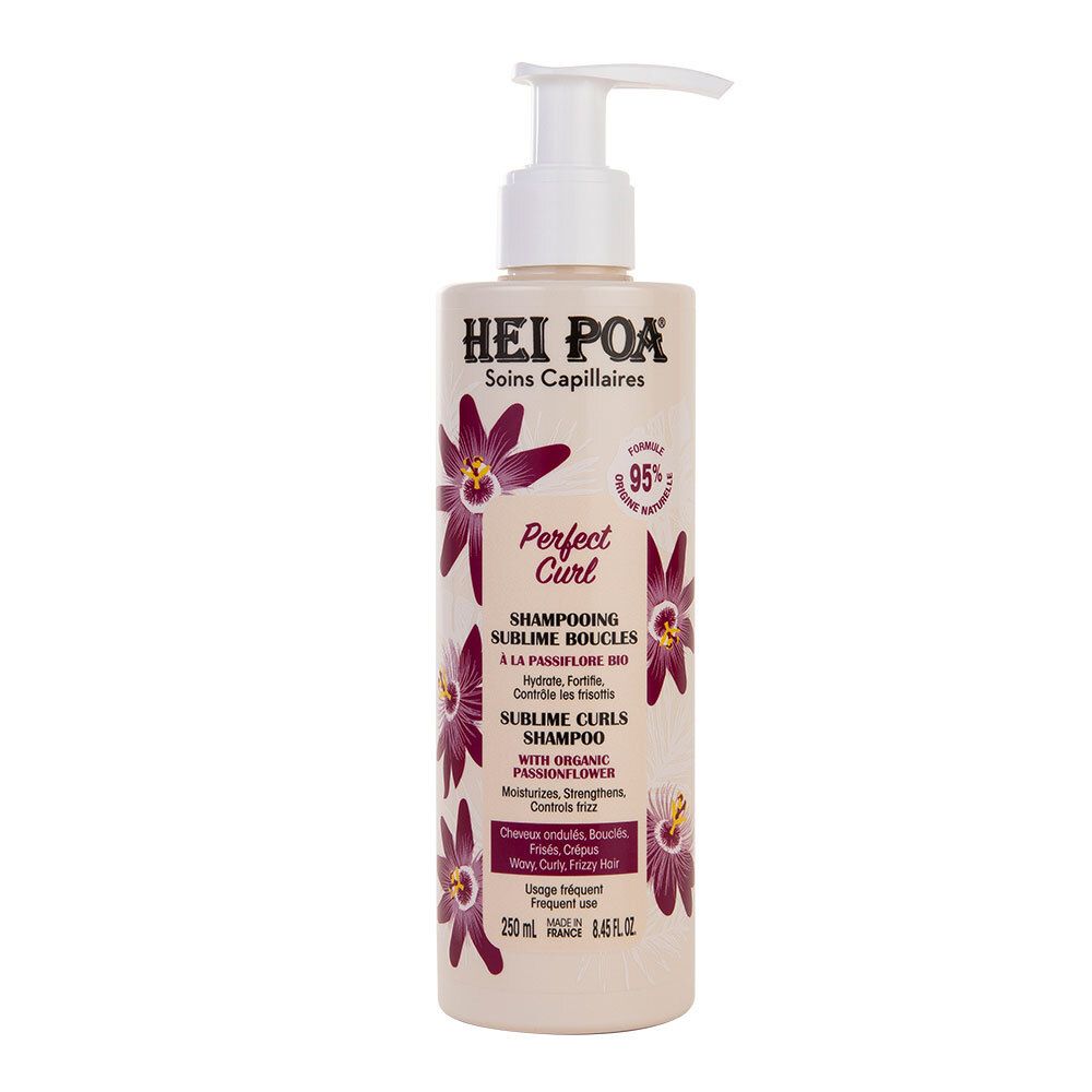 Flacon de Shampooing Sublime Boucles HEI POA. Pompe blanche, décor floral violet. Texte: Perfect Curl, 95% ingrédients naturels.