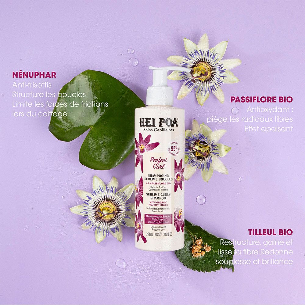 Shampooing Sublime Boucles HEI POA avec fleur de la passion, nénuphar et tilleul. Fond violet, fleurs et feuilles.