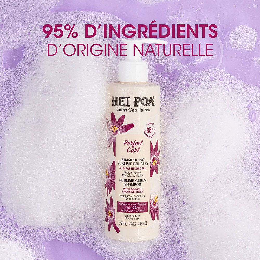 Shampooing Sublime Boucles HEI POA dans des bulles de savon. Texte: 95% ingrédients naturels. Produit avec pompe.